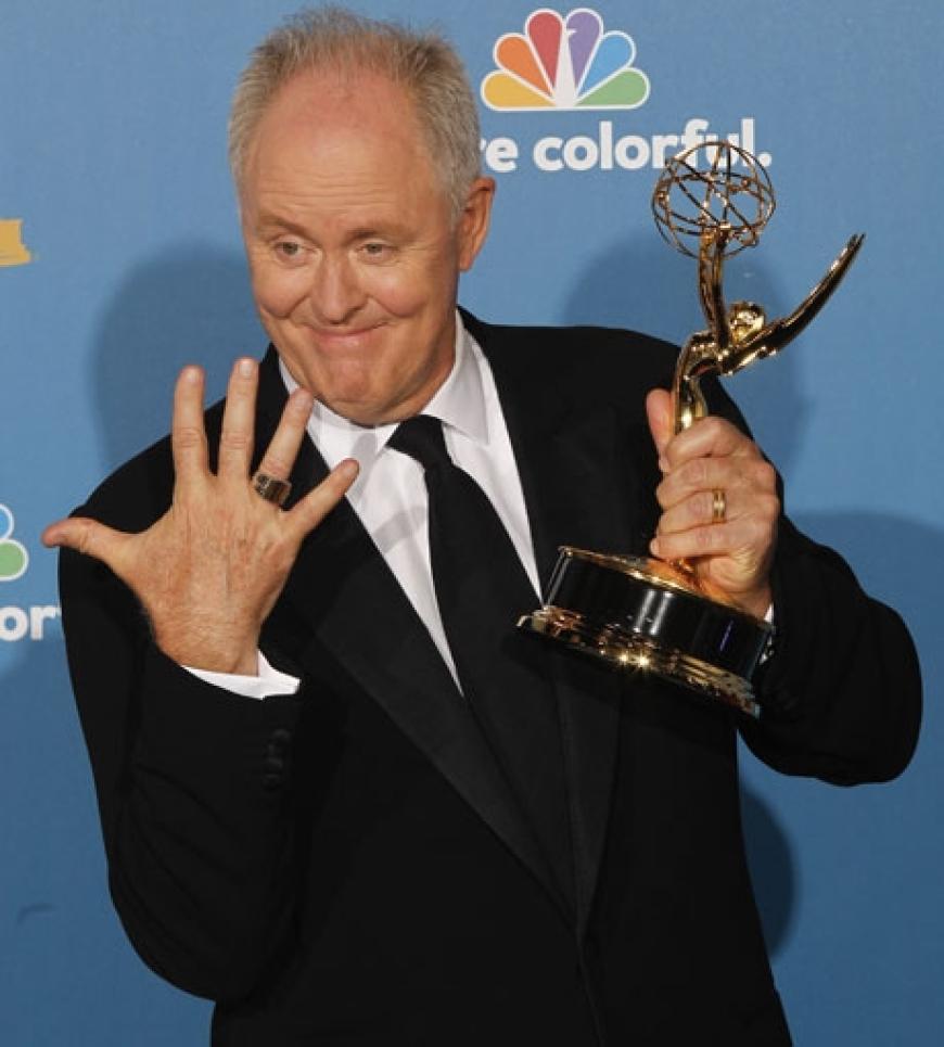 John Lithgow freut sich über seinen Award!
