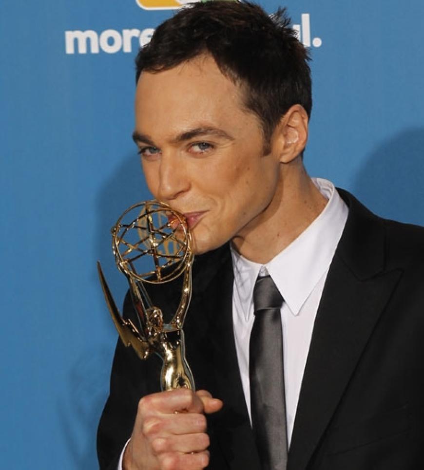 Jim Parsons mit seinem Award für seine Rolle in