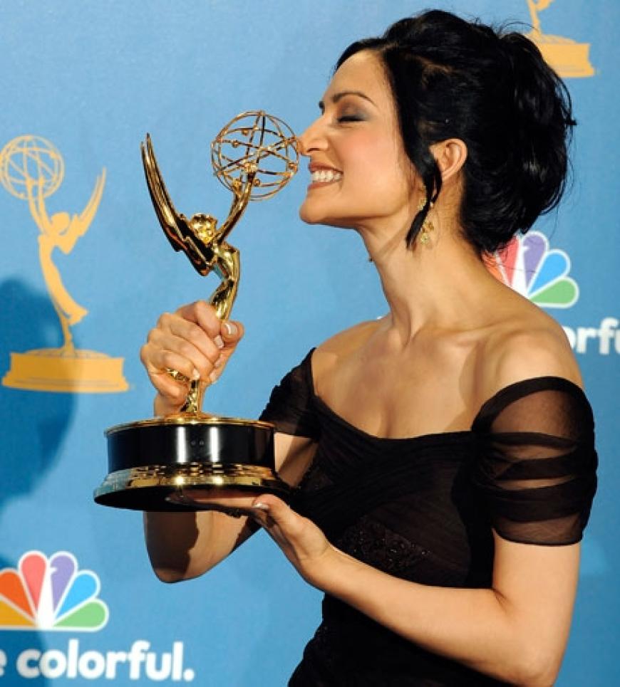 Archie Panjabi mit ihrem Emmy für ihre Rolle in