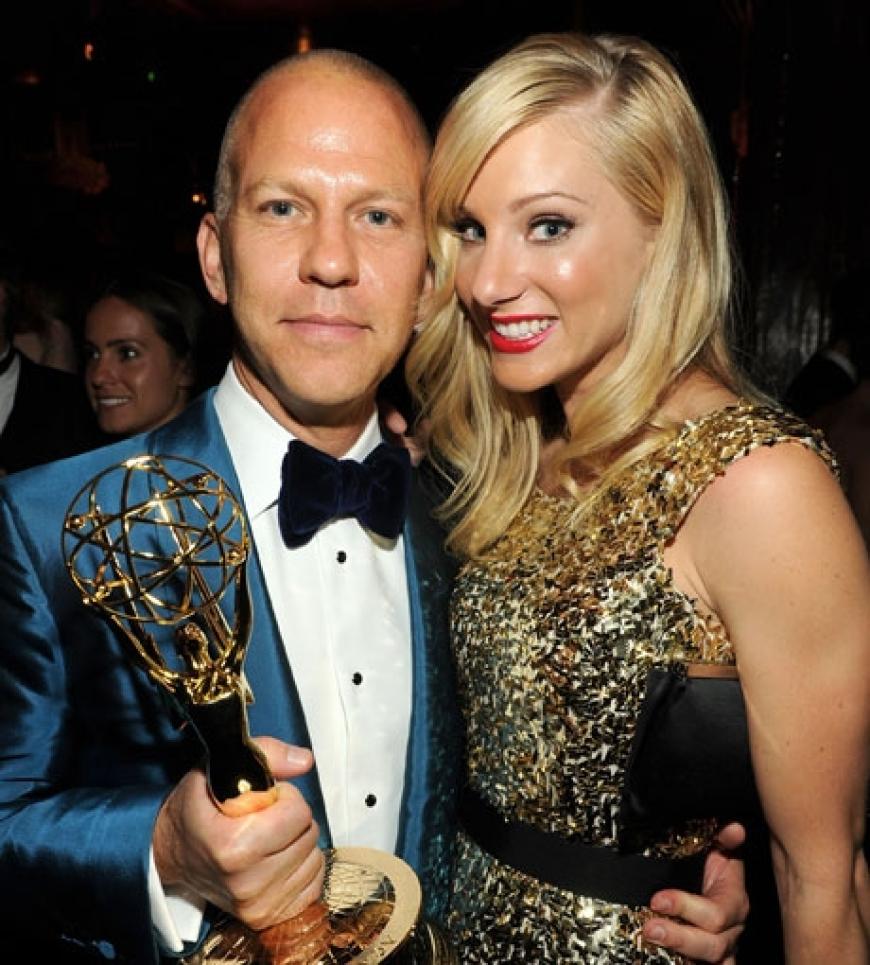 Ryan Murphy mit Heather Morris und seinem Emmy für