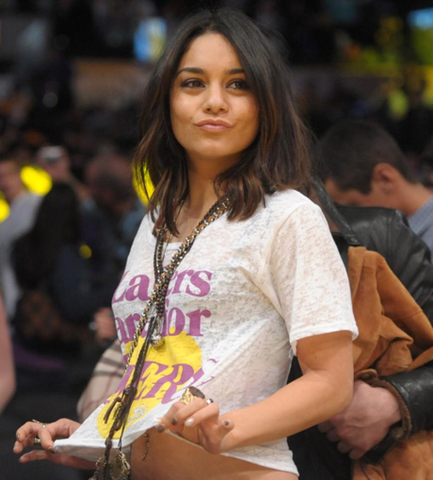 Vanessa Hudgens durfte auch bei diesem Spiel der LA Lakers nicht fehlen. Ihr schien wohl etwas warm zu sein ...