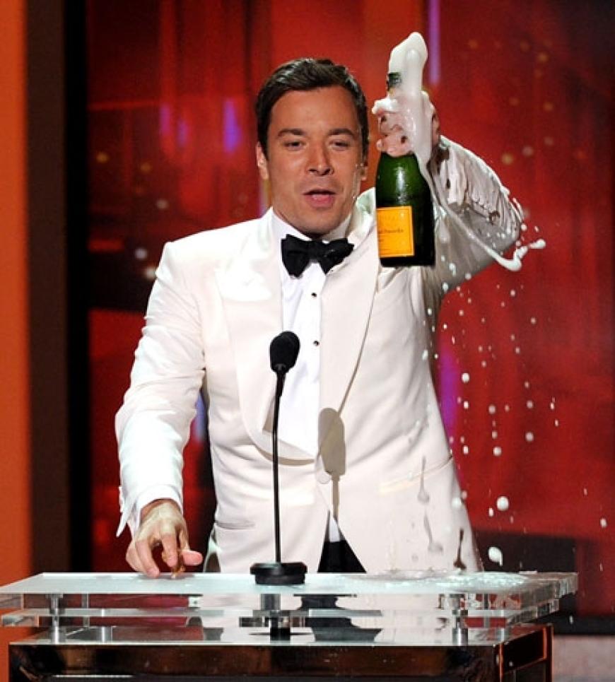 Überschäumendes Temperament: Jimmy Fallon lässt die Korken knallen