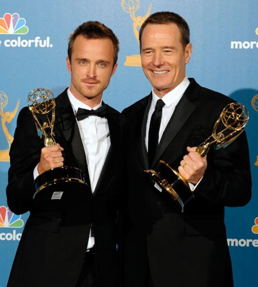 Aaron Paul und Bryan Cranston halten ihre Emmy für ihre Serie