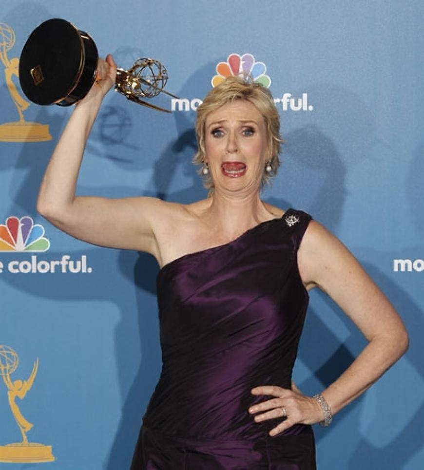 Schaut mal wie stark ich bin: Jane Lynch nimmt ihren Emmy als Hantel