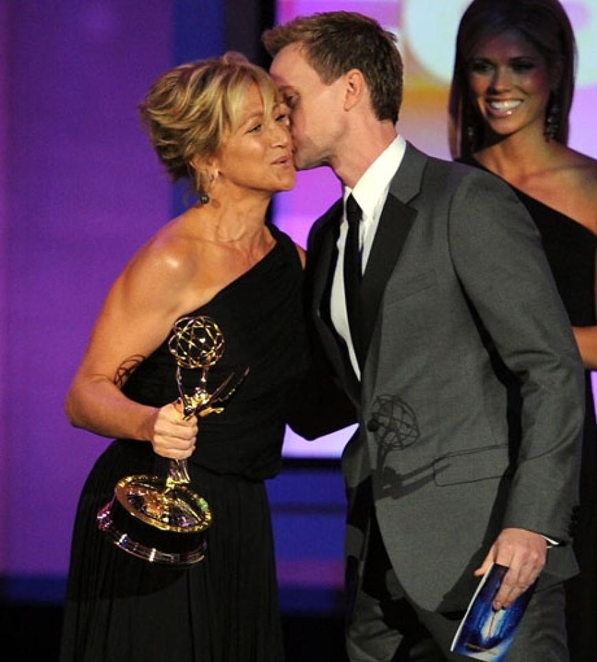 Edie Falco bekommt von Neil Patrick Harris den Emmy für