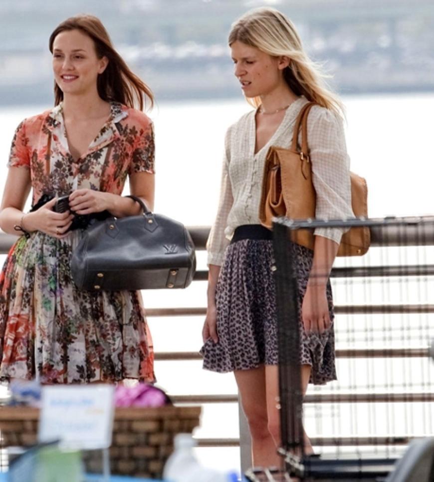Clemence Poesy und Leighton Meester schnappen frische Luft. In der Hand - natürlich - die neuesten Designer-Taschen