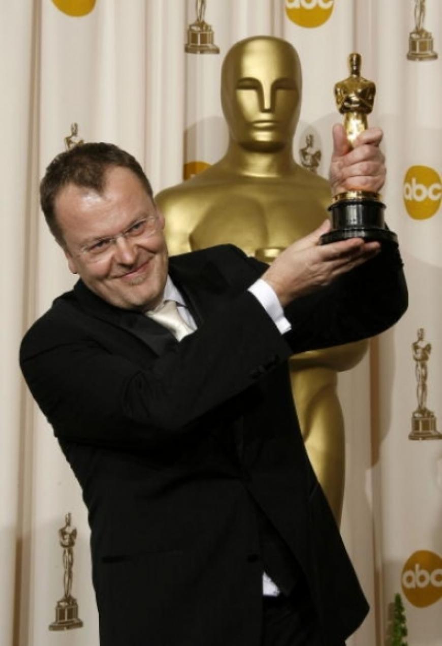 Stefan Ruzowitzky posiert mit seinem Oscar für den besten ausländischen Film
