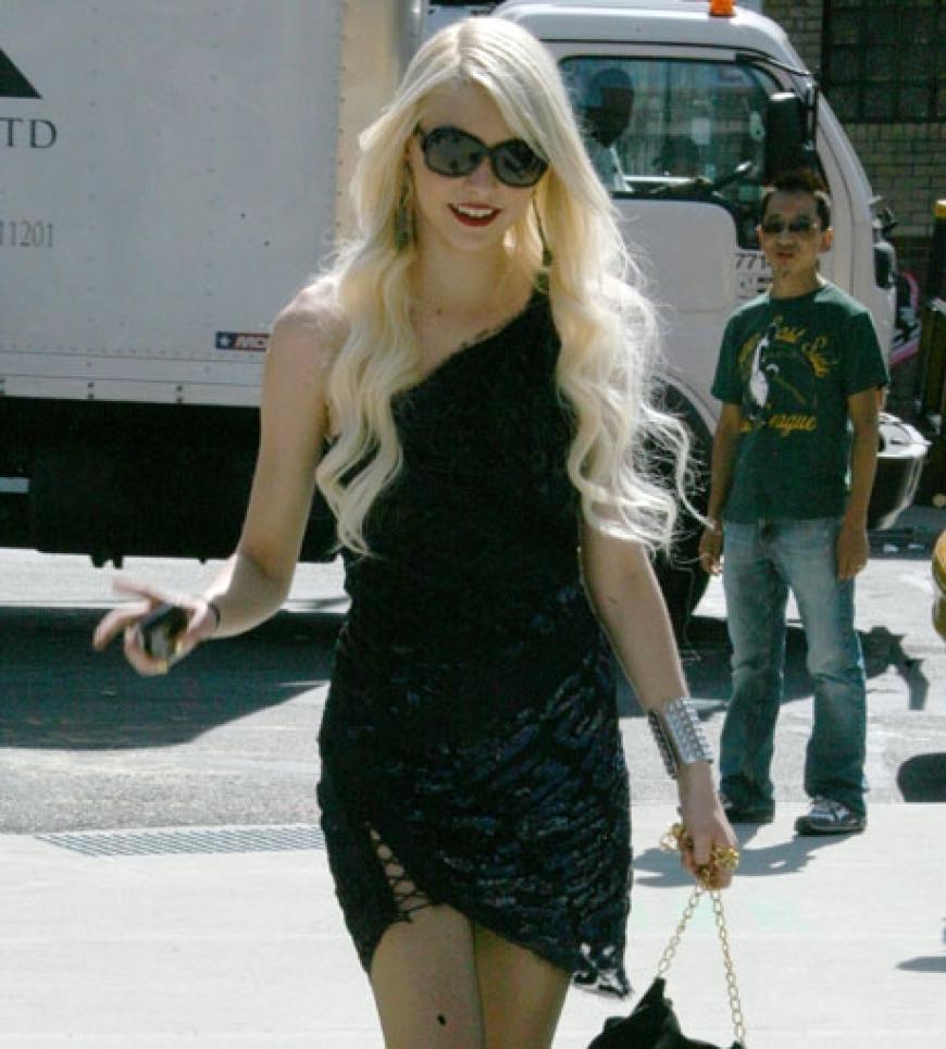 Taylor Momsen kommt gut gelaunt im gewohnt rockigen Outift zum Set