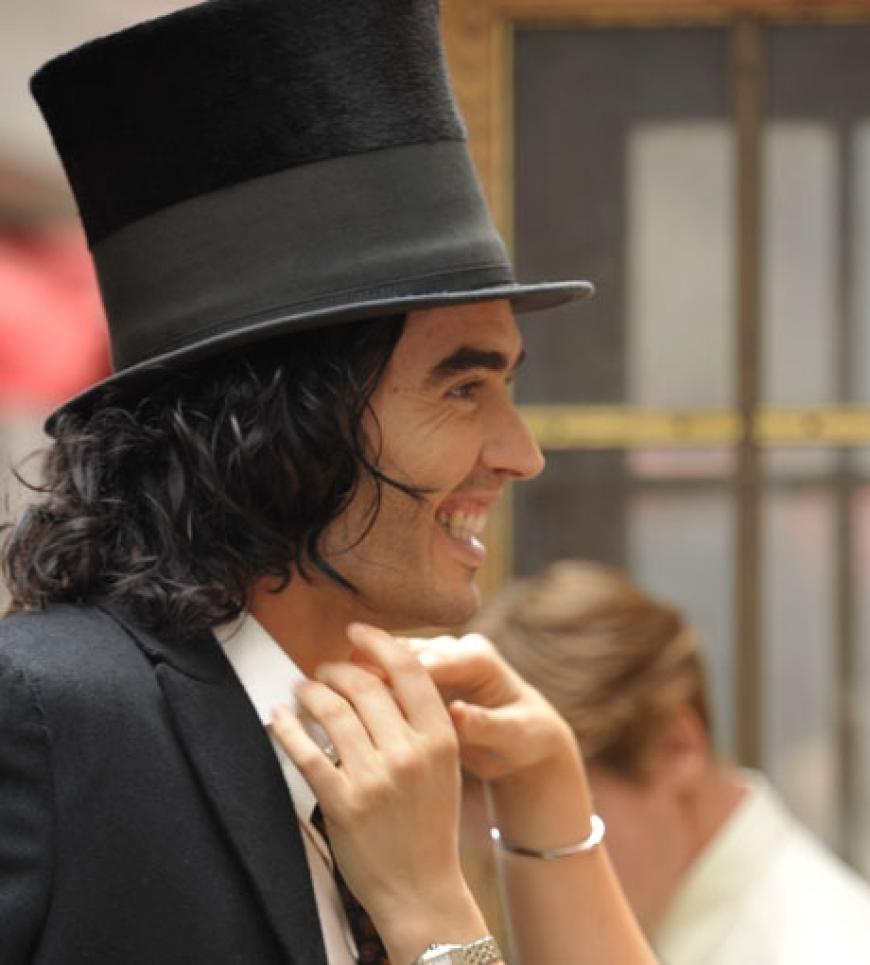 Schnieke mit Hut: Russell Brand bei den Dreharbeiten für sein neues Film-Projekt