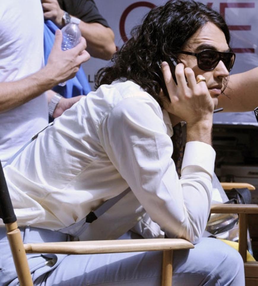 In der Drehpause greift der Schauspieler gleich zum Telefon. Ob seine Liebste, Katy Perry, am Apparat ist?