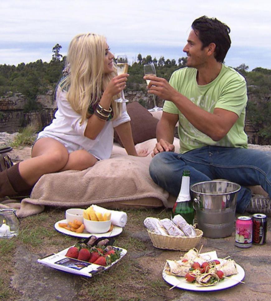 Nach dem Schreck gönnen sich die beiden ein Picknick -´ am Klippenrand mit Aussicht auf den Wasserfall
