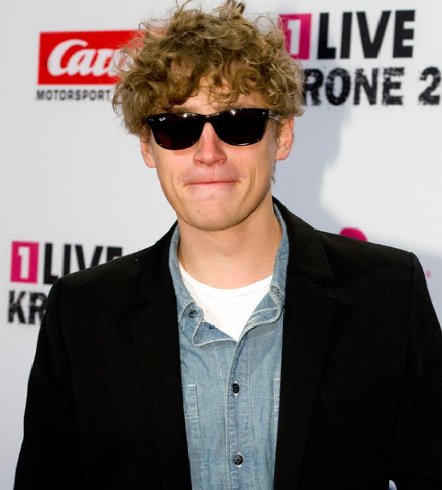 Tim Bendzko mit Sonnenbrille. Die wurde später zum Glück abgenommen