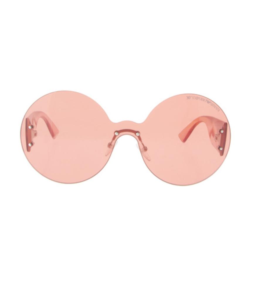 22. Juni 2012: Nicht nur was für Verliebte: rosarote Sonnenbrille von Emporio Armani über asos.de, ca. 150 Euro