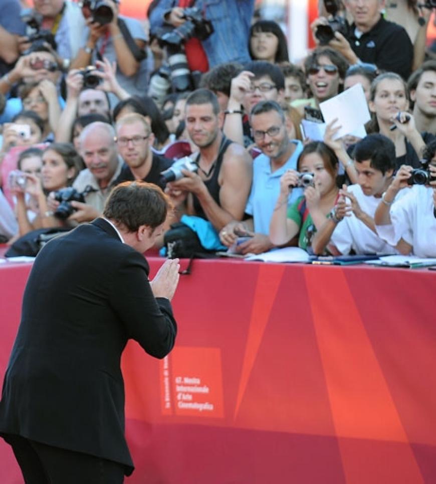 Hunderte Fans drängen sich an die Absperrung zum roten Teppich. Tarantino ist von so viel Begeisterung überwältigt. Zahlreiche Stars werden in den kommenden Tagen noch erwartet