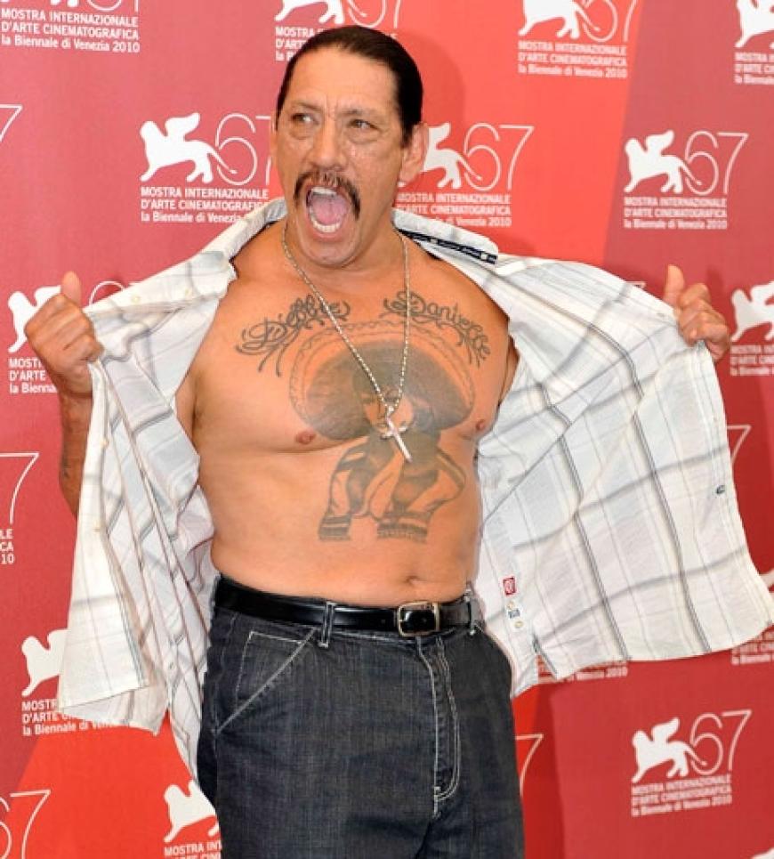 Nackte Haut ist wohl die beste Promotion. Das dachte sich zumindest ihr Filmkollege Danny Trejo