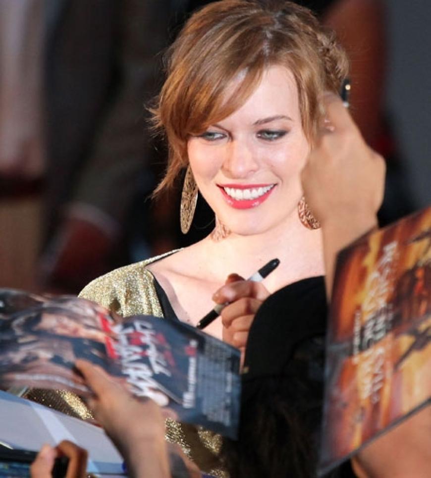 Auch Milla schrieb geduldig Autogramme