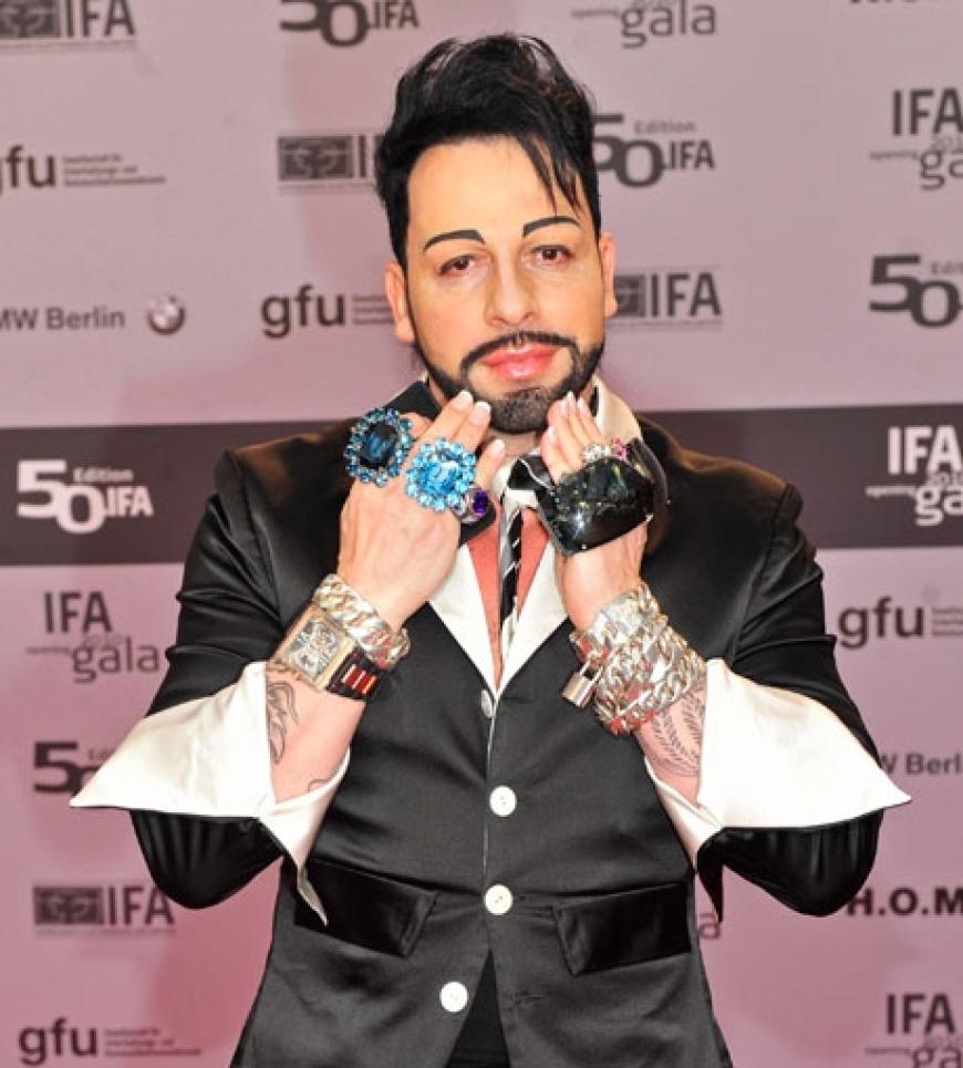 Es glitzert, es funkelt, es protzt: Harald Gloeoeckler inszeniert sich am liebsten selbt. Sein Markenzeichen: Botox, Tattoos und viel Bling-Bling