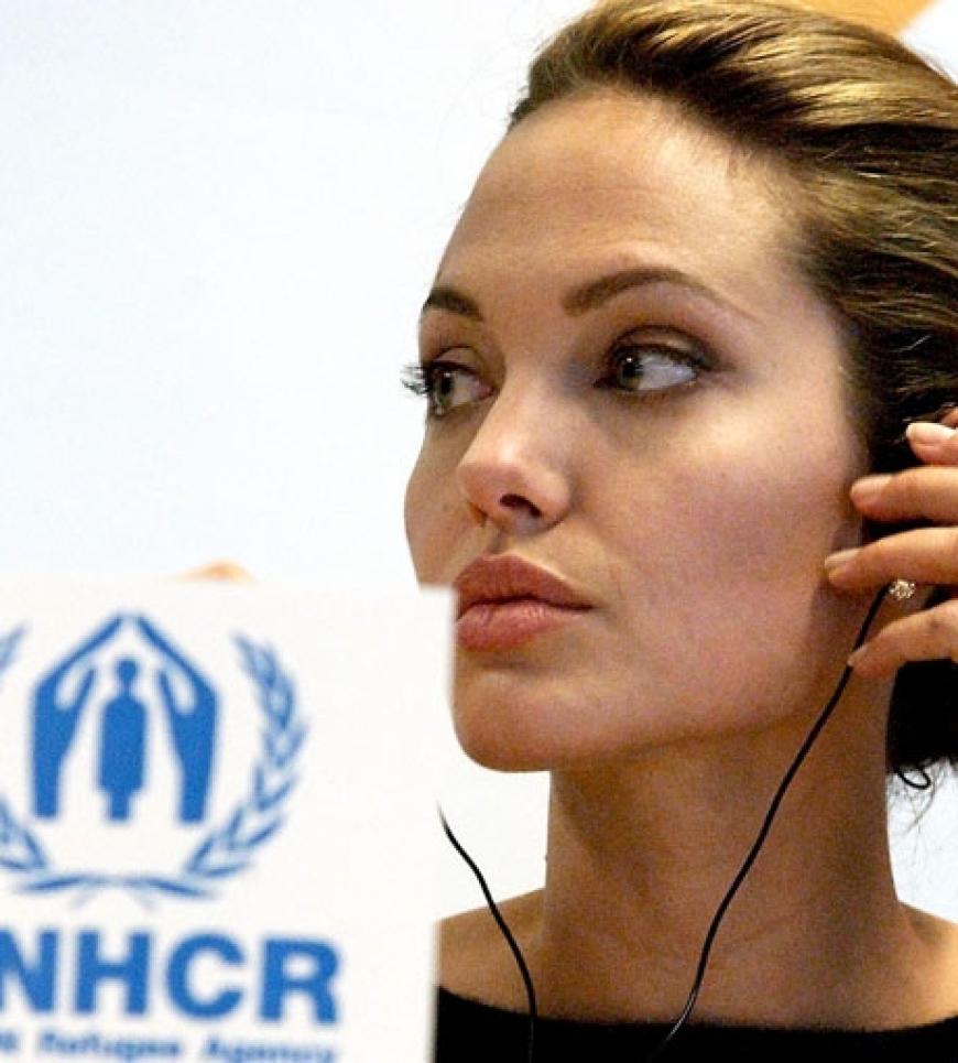 Sie spricht nicht nur darüber helfen zu wollen, Angelina Jolie setzt sich wirklich für benachteiligte Menschen und Nationen ein