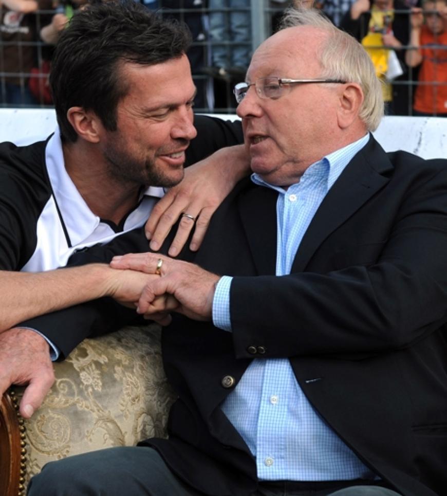 Während Matthäus selbst noch mal ins Trikot schlüpfen durfte, sah Uwe Seeler von der Ehrentribüne aus zu