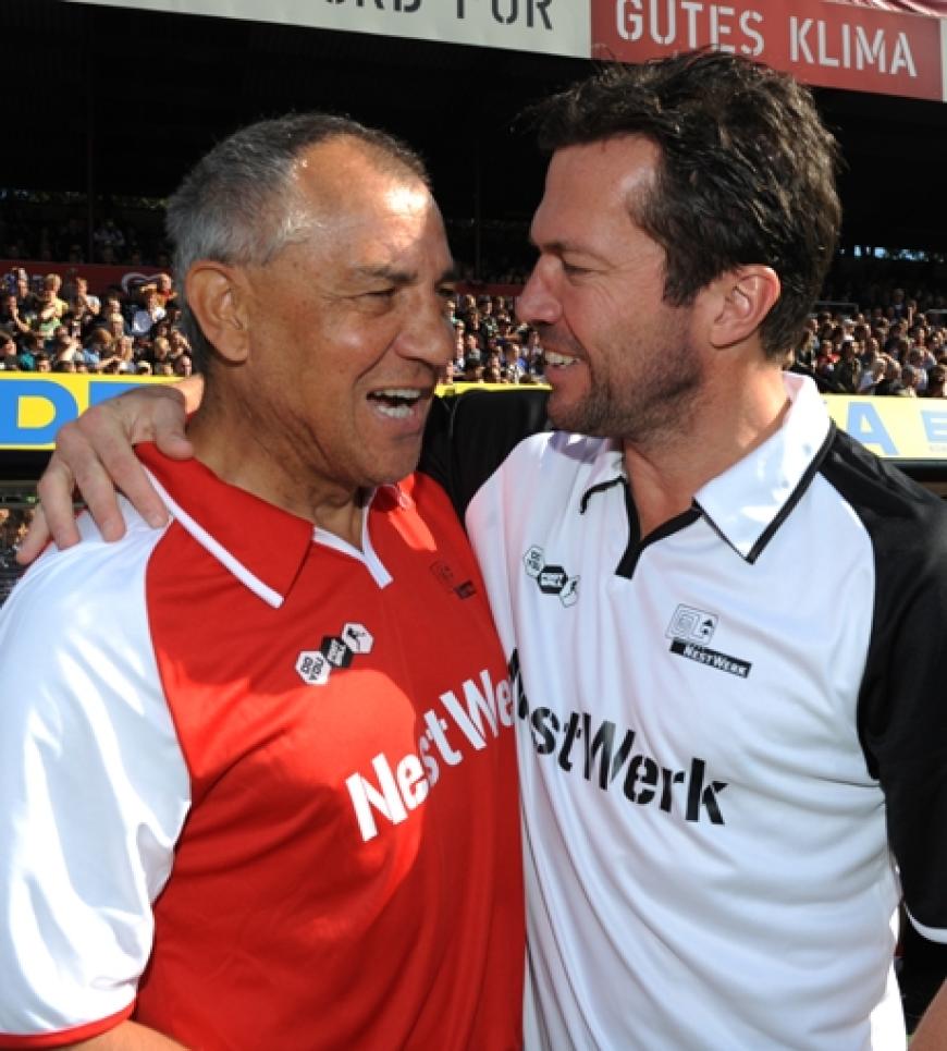 Wird da eine geheime Taktik geplant? Lothar Matthäus scherzt mit Schalke-Trainer Felix Magath