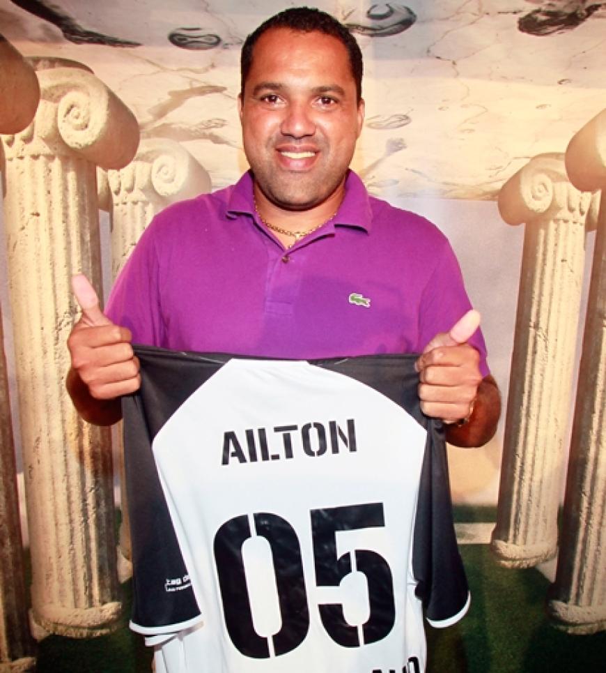 Er kickt wieder im Norden: Beim Benefizspiel in Hamburg zeigte sich Superstar Ailton höchst erfolgreich und erzielte in der 20. Minute vor knapp 25.000 Zuschauern ein Tor