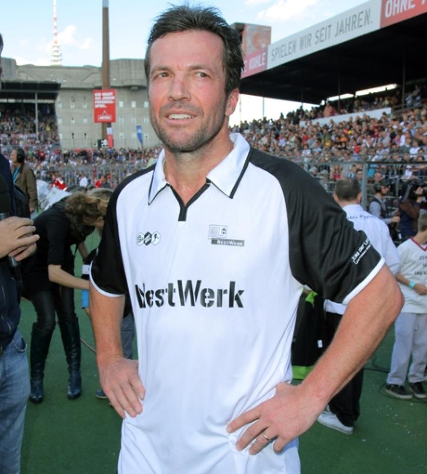 Ein gut gelaunter Lothar Matthäus sorgte für einen riesen Presserummel. Angeblich war Liliana auch mit in Hamburg. Und noch etwas viel auf: Lothar trägt seinen Ehering wieder