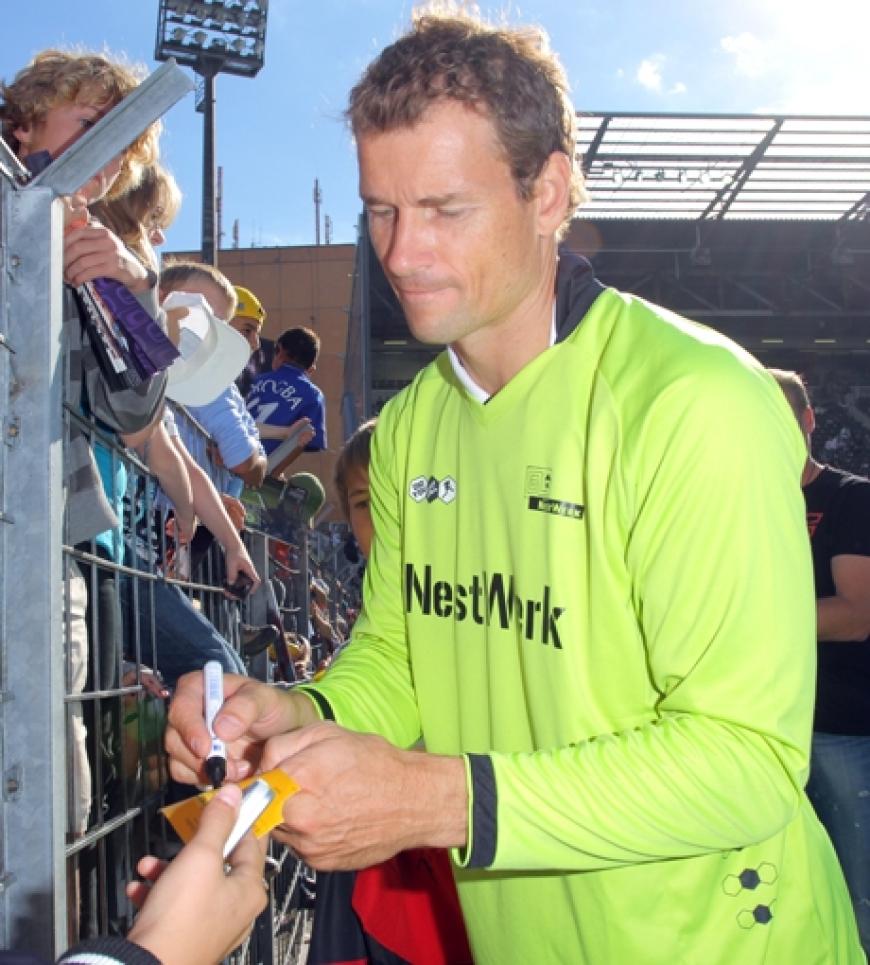 Vor dem Anpfiff wurden noch fleißig Autogramme geschrieben. Insgesamt feierten rund 25.000 Fans ihre Idole