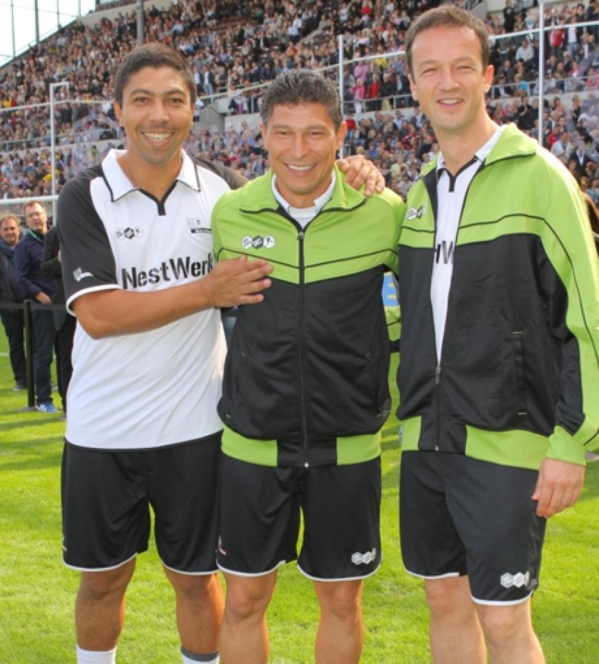 Fussballer Giovane Elber mit Krassimir Balakov und Fredi Bobic