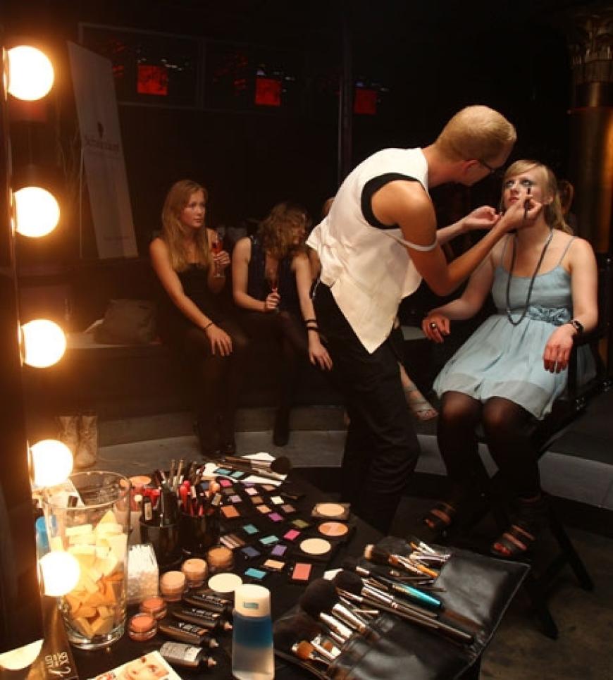 In der Beauty-Lounge verpasste ihnen Manhattan Star-Visagist Eric Schmidt-Mohan ein partytaugliches Make-up