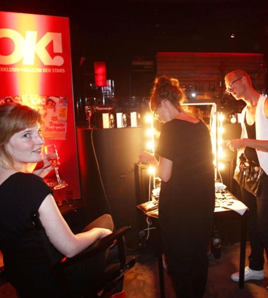 Cool: Die OK! Beauty-Lounge lud den ganzen Abend über ein. Ein ganzes Visagisten-Team frischte den Look der Besucherinnen bis spät in die Nacht auf