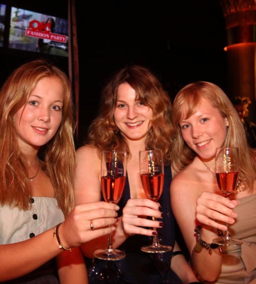 Die Kick-Off-Party der nationalen OK! Fashion Party-Tour in Hamburg war ein voller Erfolg. Vielleicht sehen wir uns ja schon bei der nächsten OK! Fashion Party? Alle Termine gibts unter: http://www.ok-magazin.de/fashion-party/4480/ok-fashion-party-presented-by-betty-barclay