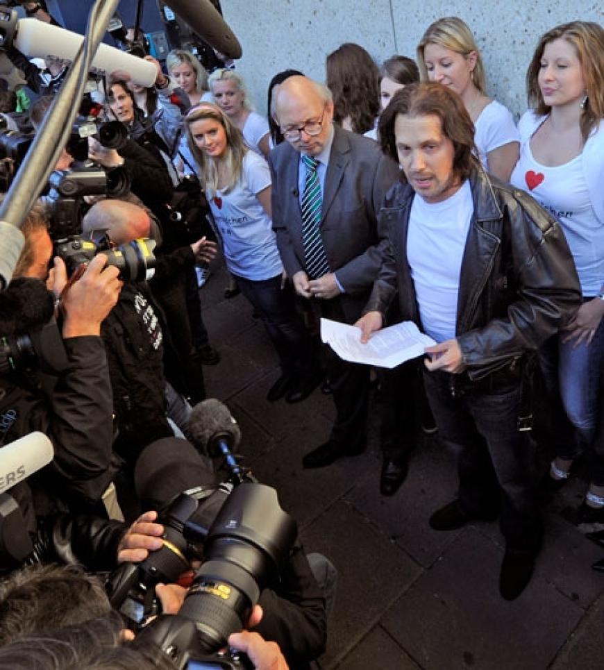 Oliver Pocher alias Jörg Kachelmann stellt sich vor die wartenden Kameras und Fotografen und verliest eine Erklärung