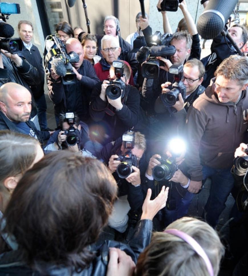 Als falscher Kachelmann sorgt Oliver Pocher am Montagmorgen vor dem Mannheimer Landgericht für viel Verwirrung