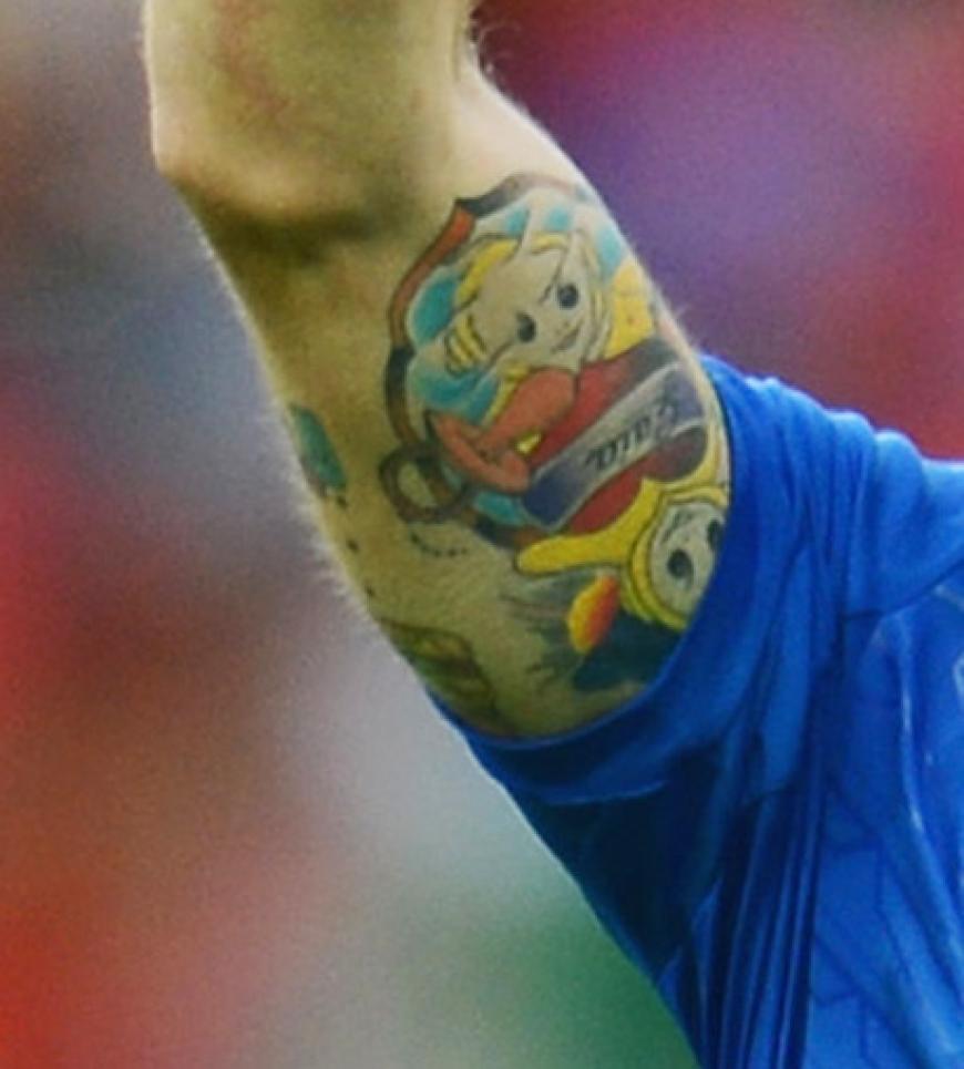 Unter anderem zieren bunte Cartoons die Arme von Daniele De Rossi