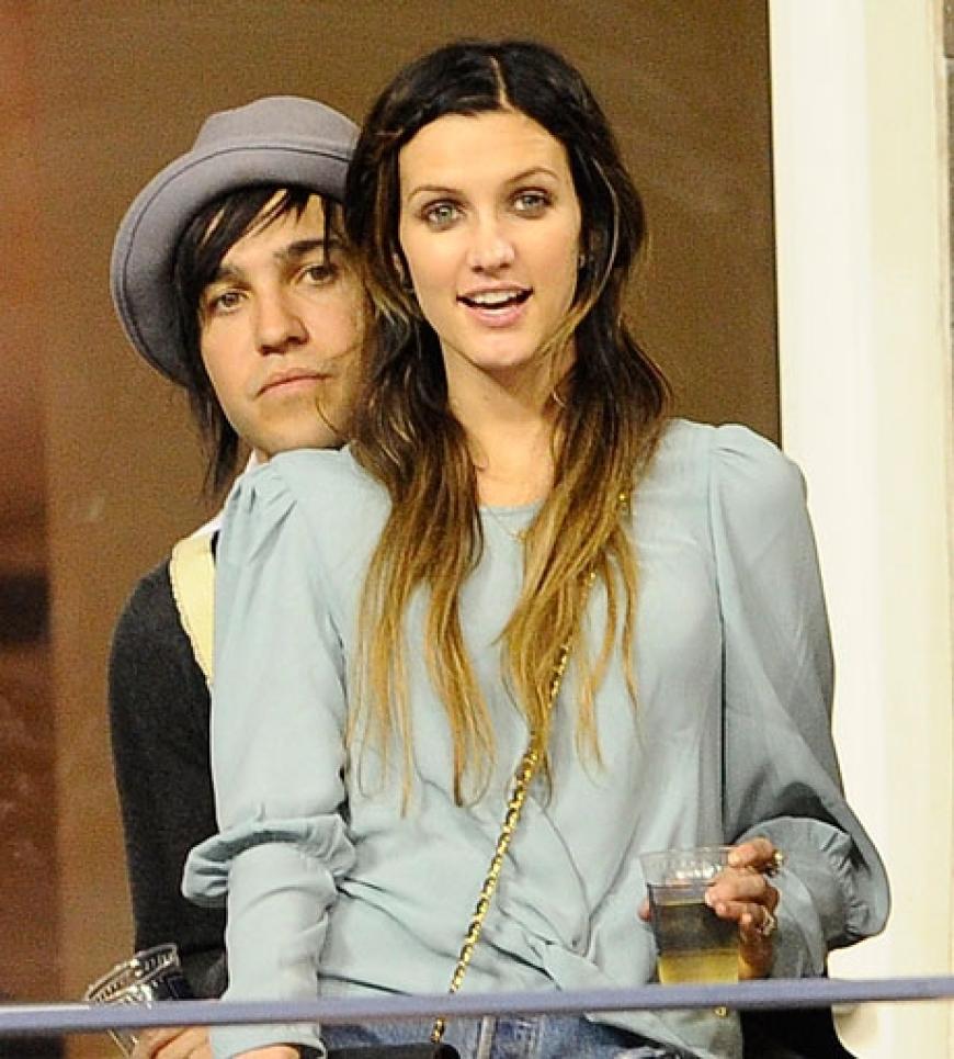Verfolgten das Spiel Arm in Arm: Ashlee Simpson und ihr Mann Pete Wentz