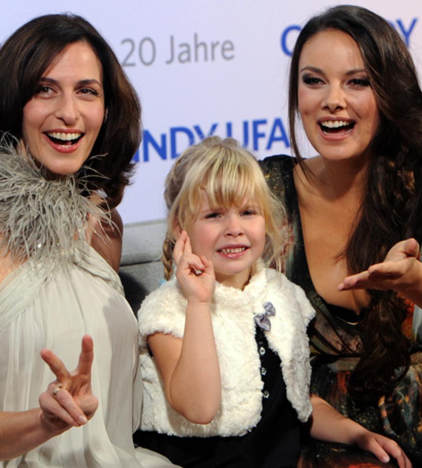 Die Schauspielerinnen Ulrike Frank (l), Janina Uhse (r) und Schauspielkind Finja Büngel (alle