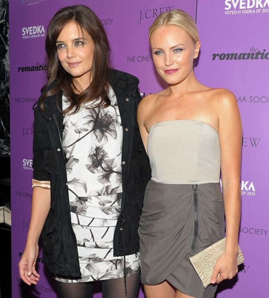 Aber auch mit ihren Co-Stars kuschelte Katie Holmes um die Wette. Hier mit Film-Kollegin Malin Akerman
