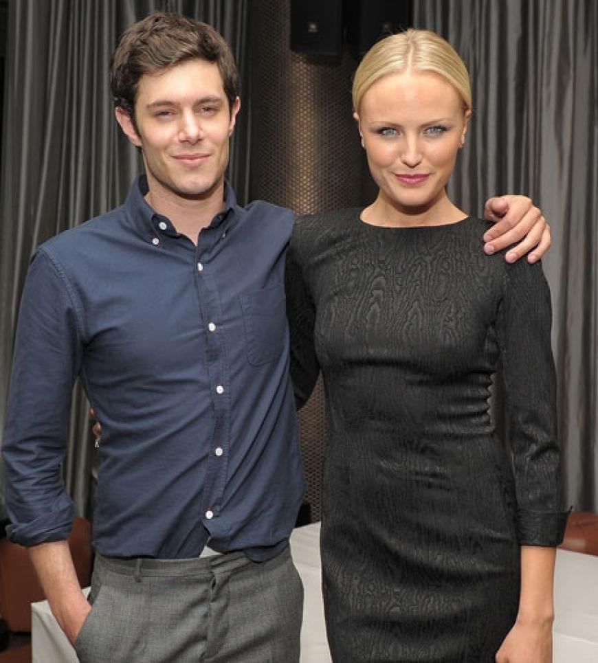 Adam Brody Arm in Arm mit seiner hübschen Kollegin Malin Akerman