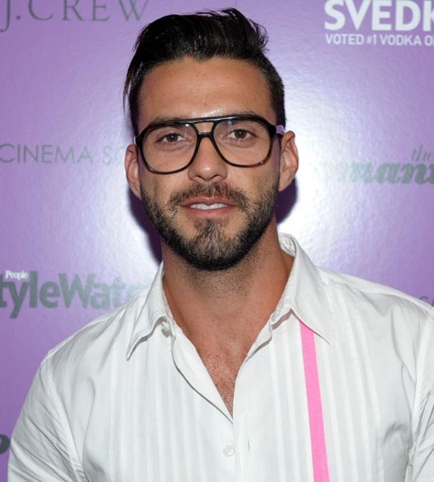 Auf Solopfaden? Eher nicht. Nach seinem Beziehungs-Aus mit Designer Marc Jacobs bandelt Lorenzo Martone angeblich mit Ex-NSync-Star Lance Bass an