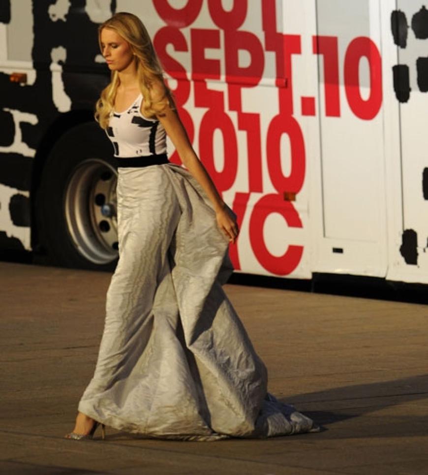 Supermodels wie Karolina Kurkova, Gisele Bundchen und Naomi Campbell eröffneten mit einem Open-Air-Catwalk die grandiose Laufsteg-Show