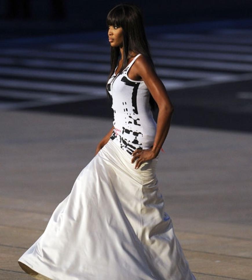 Unter freiem Himmel schritt Topmodel Naomi Campbell in einer bodenlangen Robe über den langen Catwalk