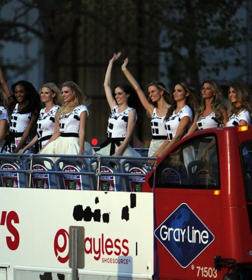 Die Models wurden in einem Doppeldecker zur Show gefahren. Und schon dort stimmten Naomi Campbell, Alessandra Ambrosio, Karlie Kloss, Chanel Iman und Sasha Pivovarova das Publikum in Partylaune
