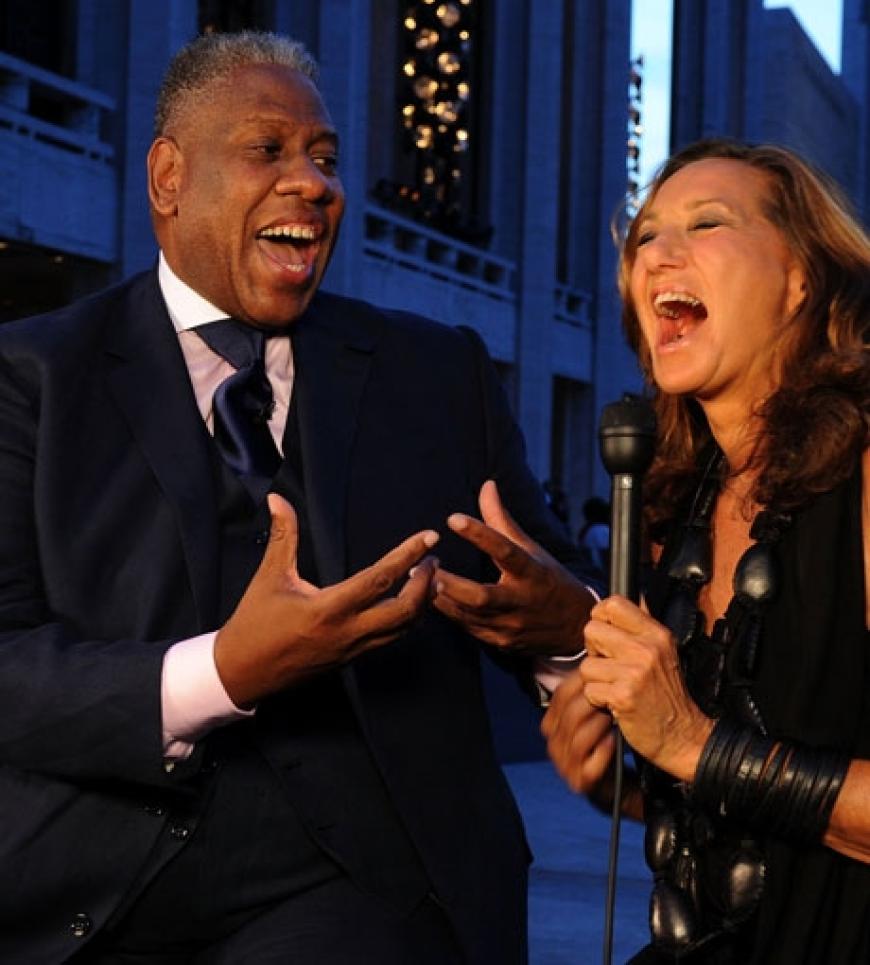 André Leon Talley und Designerin Donna Karan haben schon vor der großen Modenschau sichtlich Spaß