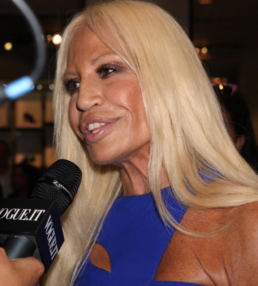 Donatella Versace beantwortet die Fragen der Reporter. Auffällig: ihre frisch blondierte Mähne und die viel zu braune Haut