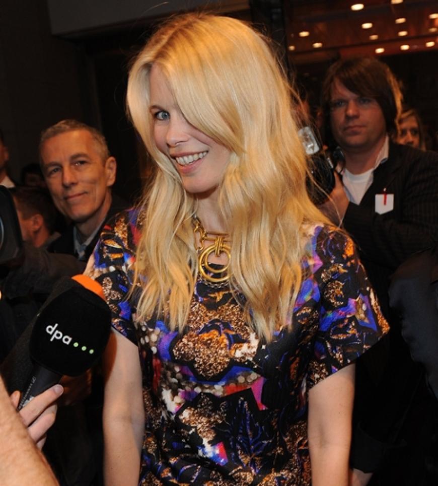 Claudia Schiffer ist umzingelt von Journalisten