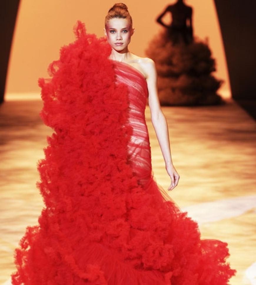 Der 24-Jährige zeigte auf der New Yorker Fashion Week seine zweite Kollektion. Das Thema von Siriano: Rüschen und Farbe