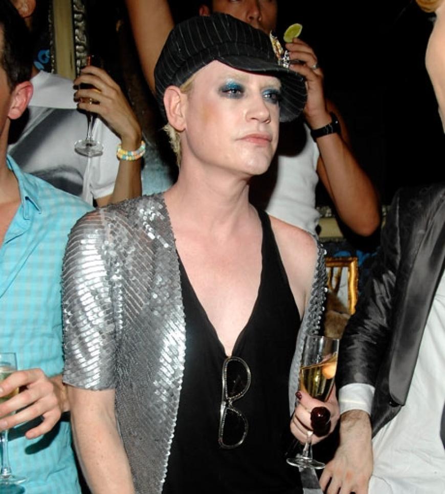 Designer Richie Rich feierte nach seiner Show bei einem Gläschen Champagner