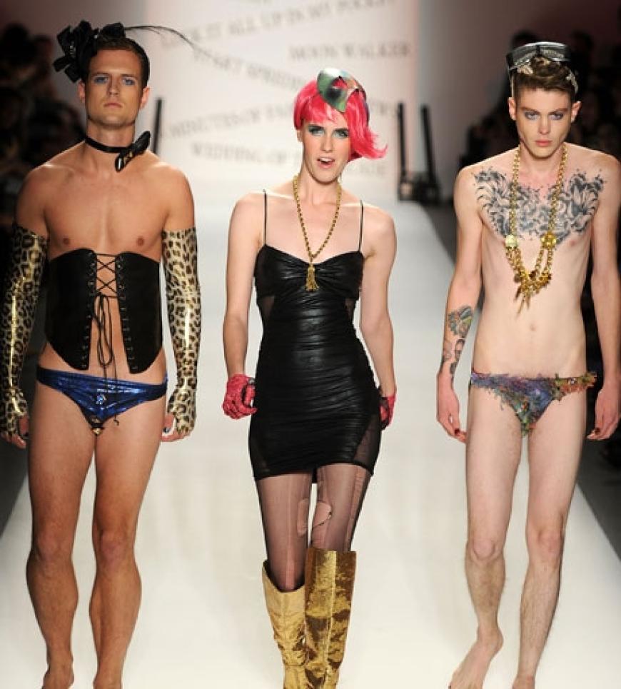Auf dem Runway zeigte er mal wieder viel nackte Haut