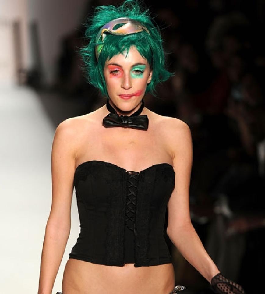 Ein Paradiesvogel auf dem Catwalk! Alles typisch Richie Rich