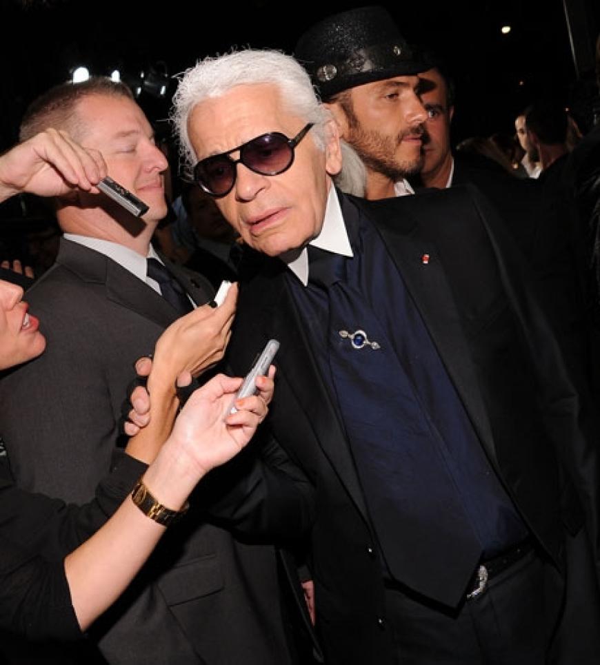 Karl Lagerfeld beantwortet geduldig alle Fragen